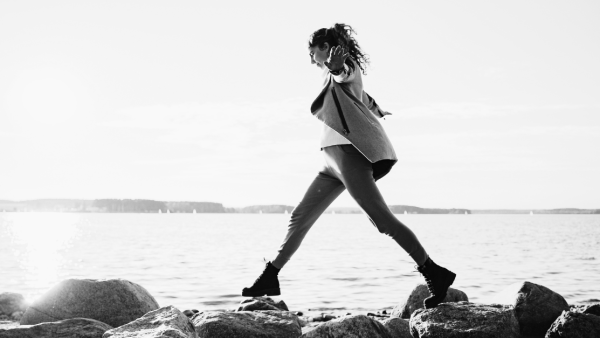 10 Real Life Examples Of Extroverted Introverts, Because Not All Are The Typical Introverts
