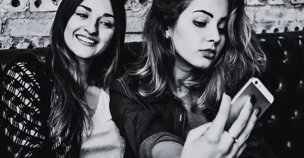 Your Selfie Obsession Is Linked With Narcissism And It Is Called ‘Selfitis’, According To Researchers