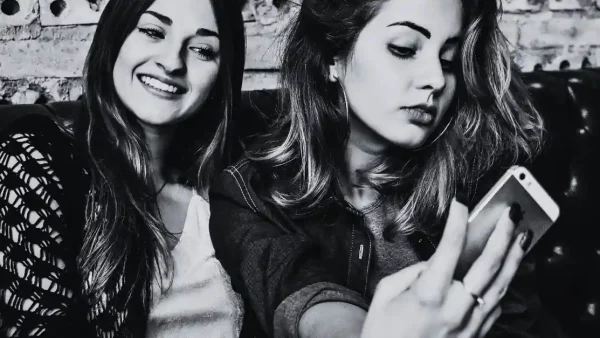 Your Selfie Obsession Is Linked With Narcissism And It Is Called ‘Selfitis’, According To Researchers